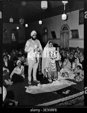 Leon (Lee) Holt (1908–1997) était photographe pour le journal *The Province*. En septembre 1952, il a capturé un mariage sikh à Chilliwack, en Colombie-Britannique, probablement au temple sikh Khalsa Diwan à Vancouver. Les archives photographiques de cet événement donnent un aperçu des traditions de mariage sikhs et de la vie communautaire au milieu du XXe siècle au Canada. Banque D'Images