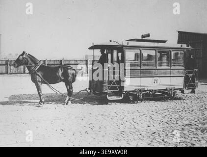Le tramway tiré par des chevaux de Varsovie, représenté dans cette image d'archives datant d'environ 1906-1907, faisait partie des premiers transports publics de la ville. Cette photographie montre un tramway sur le site du dépôt de tramway de Wola, reflétant le développement du transport urbain en Pologne au début du XXe siècle. Banque D'Images