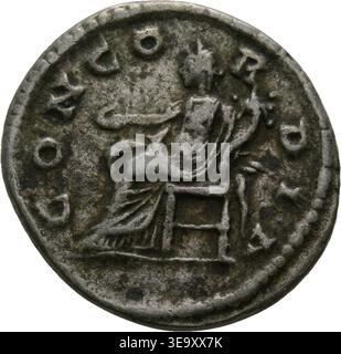Iulia Domna (c. 170–217 AD), épouse de Septimius sévère, est représentée sur ce *Denarius* frappé entre 196 et 202 AD. Le revers de la pièce représente Concordia, la déesse romaine de l'harmonie, symbolisant la paix et la stabilité dans l'empire. L'image d'archives capture le design inversé de cette pièce historique. Banque D'Images