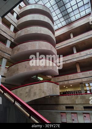 Escalier en colimaçon. Bâtiment de bibliothèque d'architecture intérieure. Balcon intérieur. Université technique nationale d'Ukraine ou Institut polytechnique de Kiev. Escaliers dans la bibliothèque. Ukraine, Kiev - 11 juin 2025 Banque D'Images