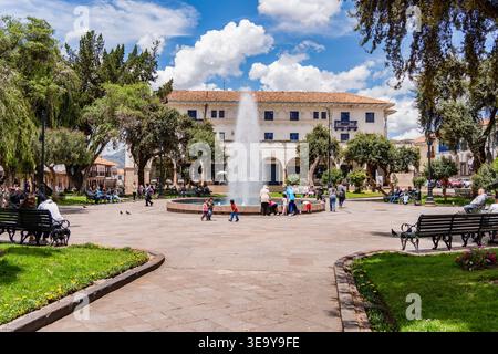 Cusco, Pérou - 22 mars 2025 : scène paisible de la Plaza Regocijo, situé dans le centre de Cusco Banque D'Images