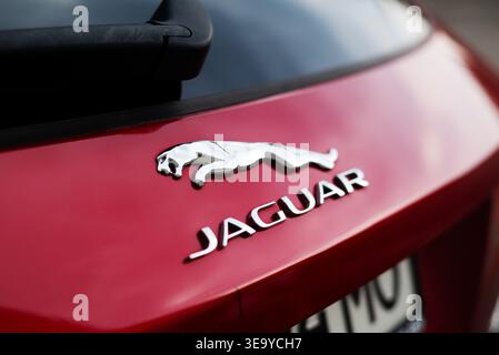 Kiev, Ukraine, 18 juillet 2024. . Emblème de voiture rouge Jaguar en gros plan. vue arrière de la voiture Banque D'Images