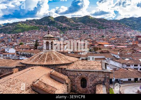 Cusco, Pérou - 22 mars 2025 : vue panoramique aérienne avec les toits en tuiles de terre cuite de Cusco. Banque D'Images