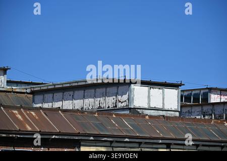 Ancien toit de hall industriel avec puits de lumière à l'intérieur de l'usine Banque D'Images