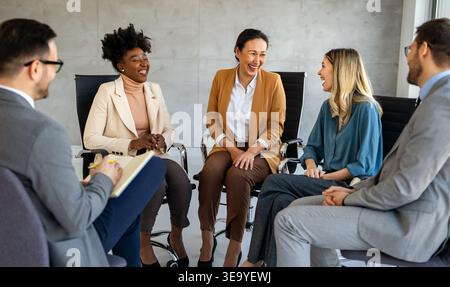 Portrait de l'équipe d'affaires multiculturelle réussie travaillant dans le bureau d'affaires d'entreprise Banque D'Images