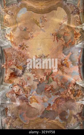 VERCELLI, ITALIE - 16 JANVIER 2026 : la fresque baroque au plafond gloire de nouveaux Cristophorus dans l'église Chiesa di San Cristoforo Banque D'Images