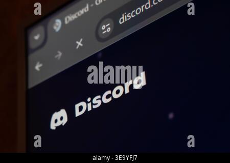 18 avril 2026 - Tachkent, Ouzbékistan : vue rapprochée du site Web Discord sur écran numérique montrant le logo et les éléments d'interface. Banque D'Images