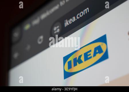 18 avril 2026 - Tachkent, Ouzbékistan : vue rapprochée du site Ikea sur écran numérique montrant le logo et les éléments d'interface. Banque D'Images
