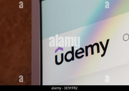 18 avril 2026 - Tachkent, Ouzbékistan : vue rapprochée du site Udemy sur écran numérique montrant le logo et les éléments d'interface. Banque D'Images