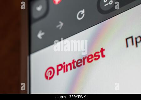18 avril 2026 - Tachkent, Ouzbékistan : vue rapprochée du site Pinterest sur écran numérique montrant le logo et les éléments d'interface. Banque D'Images