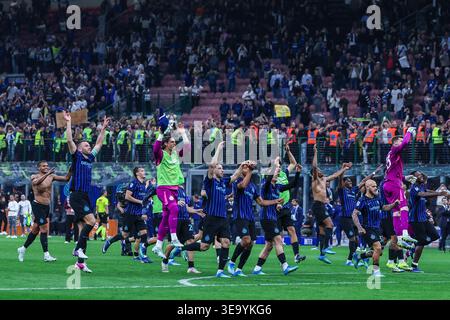 Les joueurs du FC Internazionale célèbrent la victoire à la fin du match lors du match de Serie A 2025/26 entre le FC Internazionale et Cagliari Calcio au stade San Siro de Milan Banque D'Images
