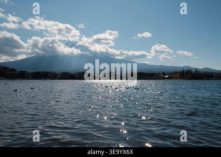 Mont Fuji ensoleillé surplombant un lac étincelant Banque D'Images