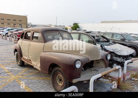 Une vieille voiture de collection vintage dans un terrain de fourrière ou une déchirure attend la restauration. Banque D'Images