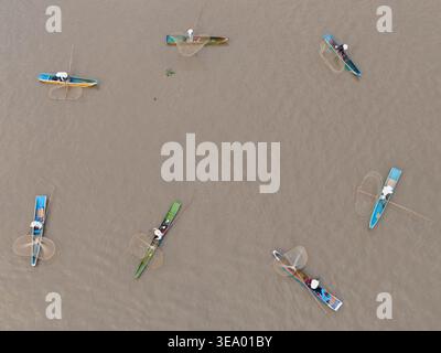 Vue aérienne symétrique des pêcheurs au travail Banque D'Images
