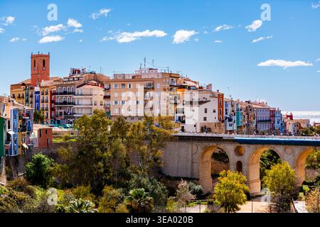 Vue panoramique sur les maisons suspendues de Villajoyosaâ€™ et le pont Amadorio Banque D'Images
