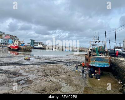 Rénovation du port de la pittoresque ville balnéaire de Brixham, Devon, printemps 2026 Banque D'Images