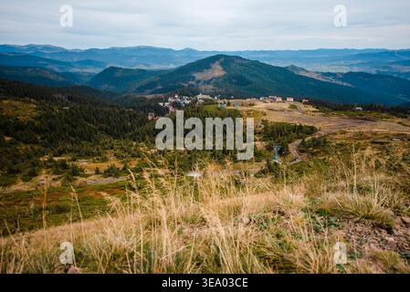 Paysage de montagnes des Carpates avec un village et des remontées mécaniques Banque D'Images