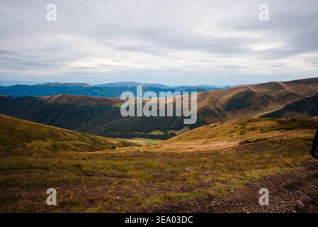 Chaîne de montagnes des Carpates roulantes sous un ciel nuageux en automne Banque D'Images