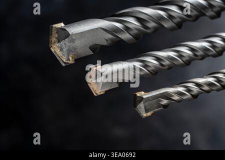 Forets de maçonnerie professionnels, gros plan. Trois forets SDS plus pour le béton et la brique, avec pointes en carbure et texture en spirale, idéaux pour le béton et la brique Banque D'Images
