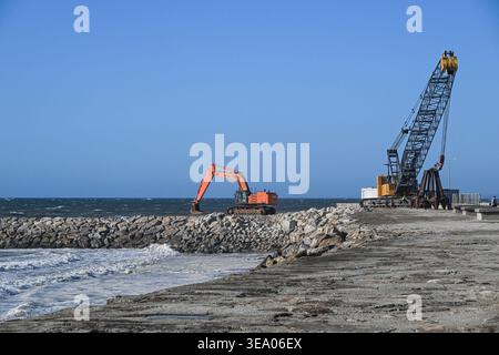Portugal, Furadouro, région d'Ovar, 8 septembre 2025 : projets de renforcement des digues côtières pour protéger les dunes et lutter contre l'érosion côtière. Furadoro Bea Banque D'Images