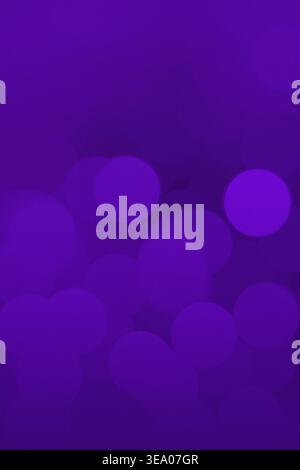 Texture bokeh violette abstraite verticale avec des cercles luisants doux, fond dégradé foncé, atmosphère rêveuse, espace de copie Banque D'Images