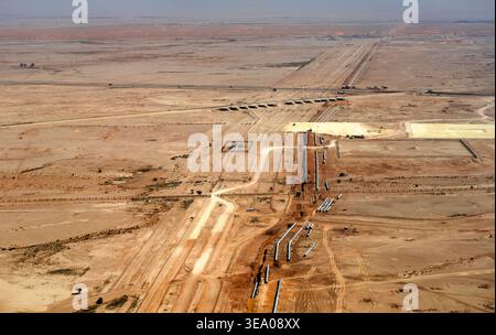 Vue aérienne d'un important projet d'installation de pipeline et d'infrastructure à travers le paysage désertique aride à l'extérieur de Riyad en Arabie Saoudite Banque D'Images
