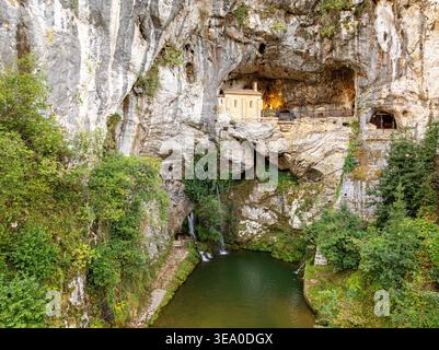 Vue aérienne du Santuario de Covadonga avec son église caverneuse et la cascade réfléchissant la lumière dans la piscine, Santa Cueva de Covadonga, C. Banque D'Images