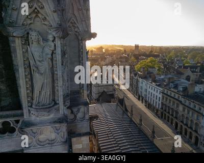 Vue aérienne depuis la tour de l'église St Mary the Virgin regardant le long de la High Street au lever du soleil, Oxford, Oxfordshire, Angleterre Banque D'Images
