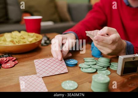 Homme adulte jouant au poker à la maison pour les loisirs et le divertissement Banque D'Images