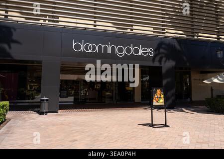 L'entrée extérieure d'un grand magasin Bloomingdales à Newport Beach, Californie, États-Unis. Banque D'Images