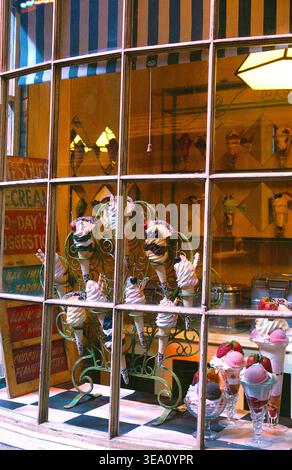 Florean Fortescue's Ice-Cream Parlour in diagon Alley : Warner Bros Studio Tour, Studio Tour Dr, Leavesden, Watford WD25 7LR Royaume-Uni Banque D'Images
