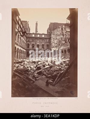 Incendie de Paris (intérieur du ministère des Finances) par Charles Soulier, mai 1871, documentant la destruction du soulèvement de la commune de Paris dans une cour ravagée Banque D'Images