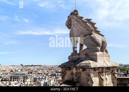 PARIS, FRANCE - 30 AOÛT 2019 : Voici le Lion ailé, l'une des figures tétramorphe, au sommet de la tour Saint-Jacques. Banque D'Images