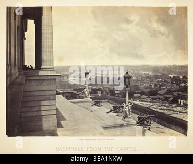 Nashville depuis le Capitole par George N. Barnard, 1864, vue panoramique sur la ville et le paysage environnant depuis un point de vue élevé avec des canons et une architecture d'époque Banque D'Images