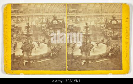 Sans titre de Lovejoy & Foster, 1874, stéréographe montrant des fontaines ornées et des installations sculpturales dans un grand pavillon intérieur avec des foules de visiteurs Banque D'Images