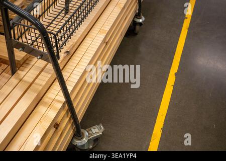 planches en bois sur chariot dans l'allée de quincaillerie, environnement d'achat de matériaux de construction. Concept : bricolage amélioration de la maison Banque D'Images
