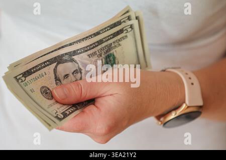 Billets de banque en dollars AMÉRICAINS tenus en main. Banque D'Images