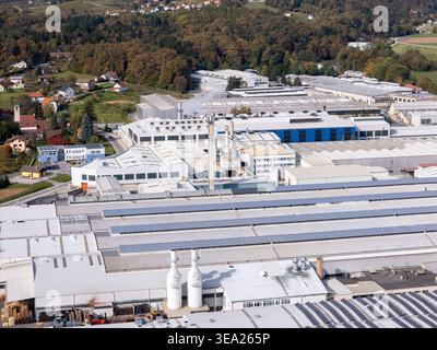 Cette vue aérienne montre une grande usine d'aluminium entourée de divers bâtiments industriels et installations de production dans le paysage. Banque D'Images