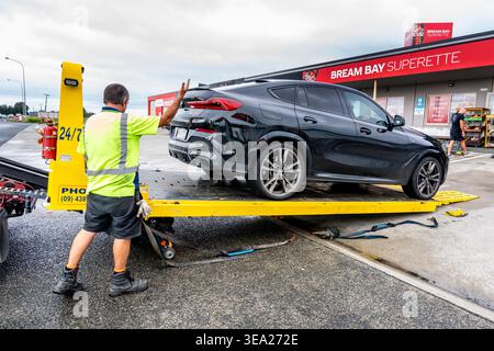 Une voiture en panne est chargée sur Une dépanneuse à Whangarei, Northland, Nouvelle-Zélande Banque D'Images
