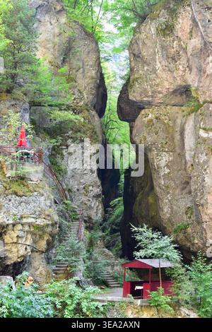 Beau paysage d'une crevasse rocheuse profonde avec un sentier de randonnée et des installations touristiques dans la nature sauvage. Banque D'Images