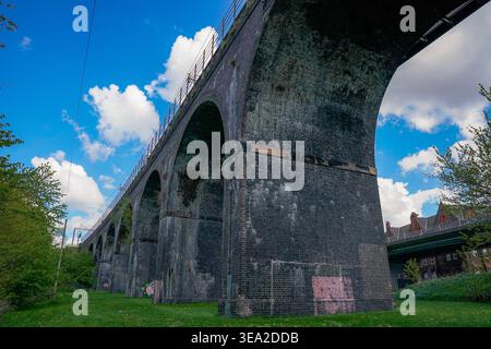 Vue du pont ferroviaire historique traversant la rivière Mersey entre Runcorn et Widnes le lundi 20 avril 2026. Photo de James Giblin (Alamy Stock Banque D'Images