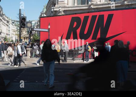 Vue sur la rue londonienne d'Oxford Street animée avec les clients et les navetteurs, Londres, Royaume-Uni Banque D'Images