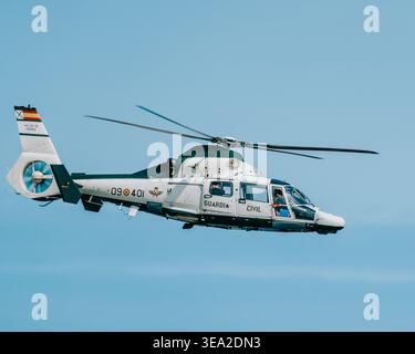 GIJON, ESPAGNE - 27 JUILLET 2025 : un hélicoptère Eurocopter AS365 Dauphin lors du salon Gijon Air Banque D'Images