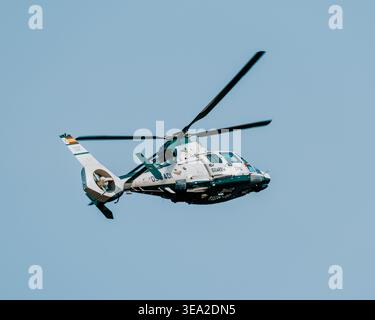 GIJON, ESPAGNE - 27 JUILLET 2025 : un hélicoptère Eurocopter AS365 Dauphin lors du salon Gijon Air Banque D'Images