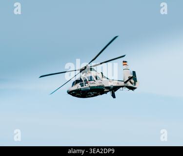 GIJON, ESPAGNE - 27 JUILLET 2025 : un hélicoptère Eurocopter AS365 Dauphin lors du salon Gijon Air Banque D'Images