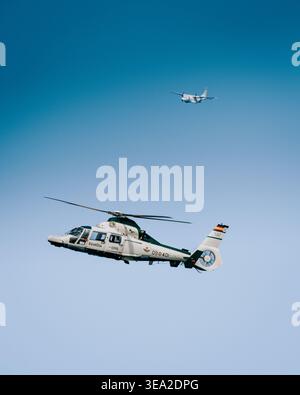 GIJON, ESPAGNE - 27 JUILLET 2025 : un hélicoptère Eurocopter AS365 Dauphin lors du salon Gijon Air Banque D'Images