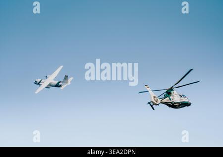 GIJON, ESPAGNE - 27 JUILLET 2025 : un hélicoptère Eurocopter AS365 Dauphin lors du salon Gijon Air Banque D'Images