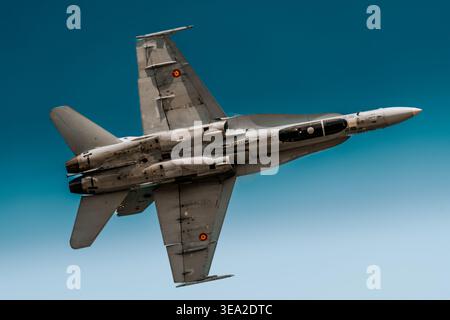 GIJON, ESPAGNE - 27 JUILLET 2025 : un avion de chasse F-18 Hornet (EF-18) de l'armée de l'air espagnole effectue une exposition aérienne au salon international de l'aéronautique de Gijon. Banque D'Images