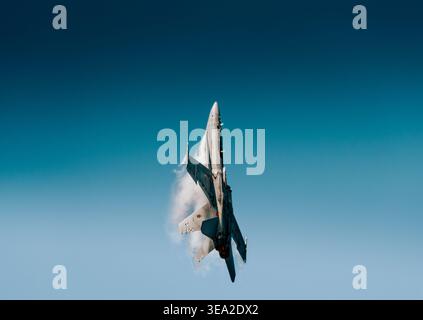 GIJON, ESPAGNE - 27 JUILLET 2025 : un avion de chasse F-18 Hornet (EF-18) de l'armée de l'air espagnole effectue une exposition aérienne au salon international de l'aéronautique de Gijon. Banque D'Images