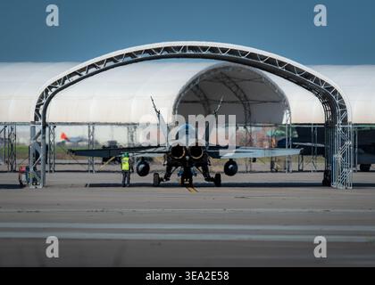 TORREJON DE ARDOZ, ESPAGNE - 16 AVRIL 2026 : démarrage du moteur EF-18 de l'armée de l'air espagnole et vérifications préalables au vol sur la ligne de vol lors d'une visite de base. Banque D'Images